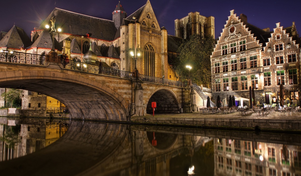 Старинные дома и мост в Брюгге, Бельгия
