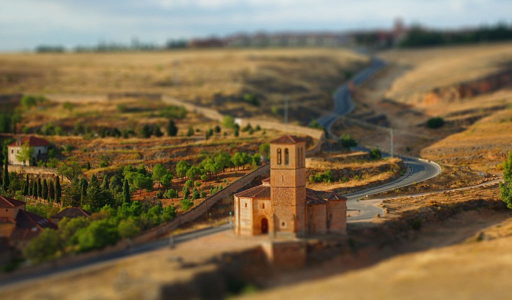 Старый каменный дом у дороги