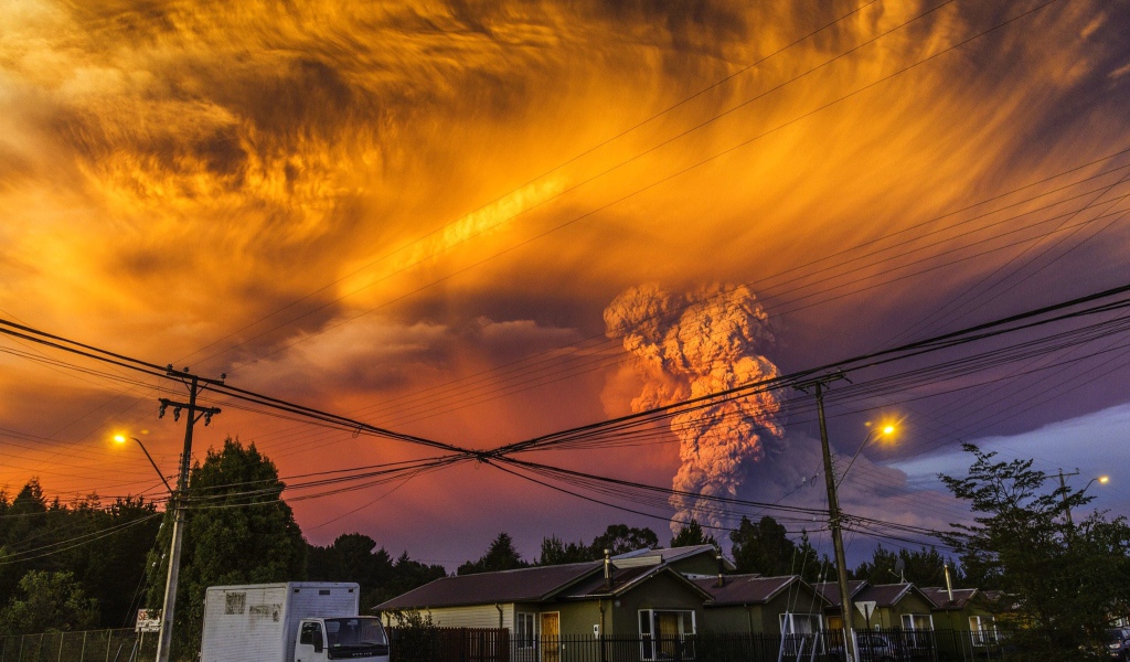 Оранжевое облако над вулканом Кальбуко, Чили