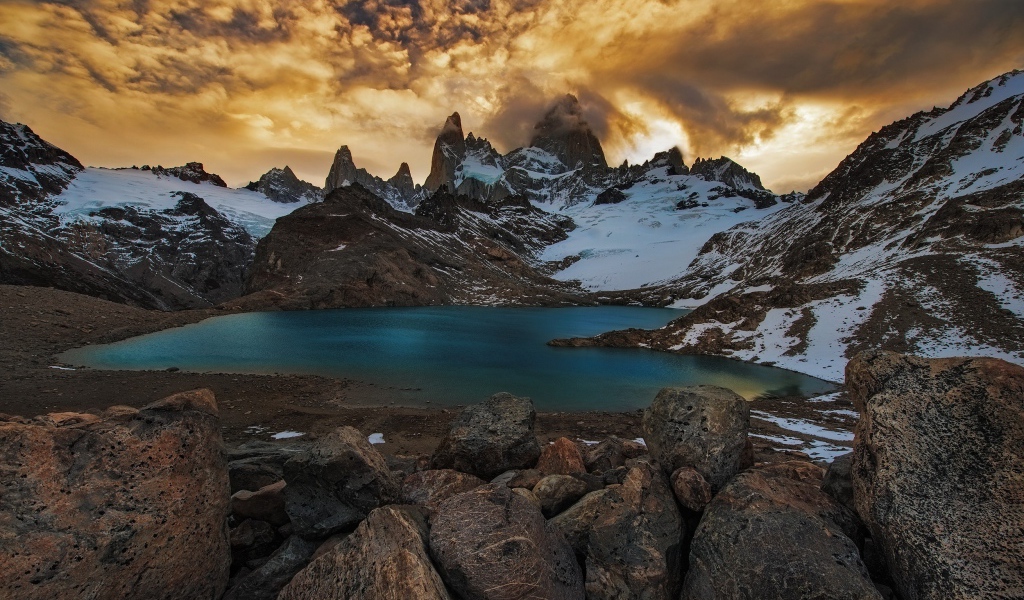 Оранжевые облака в горах Аргентины