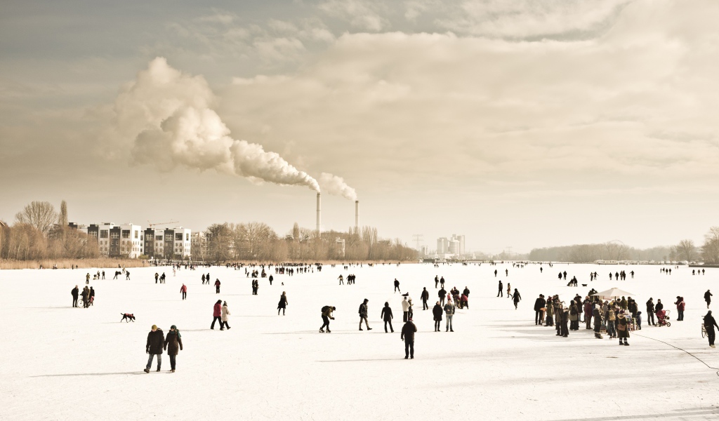 Люди гуляют на замерзшей реке