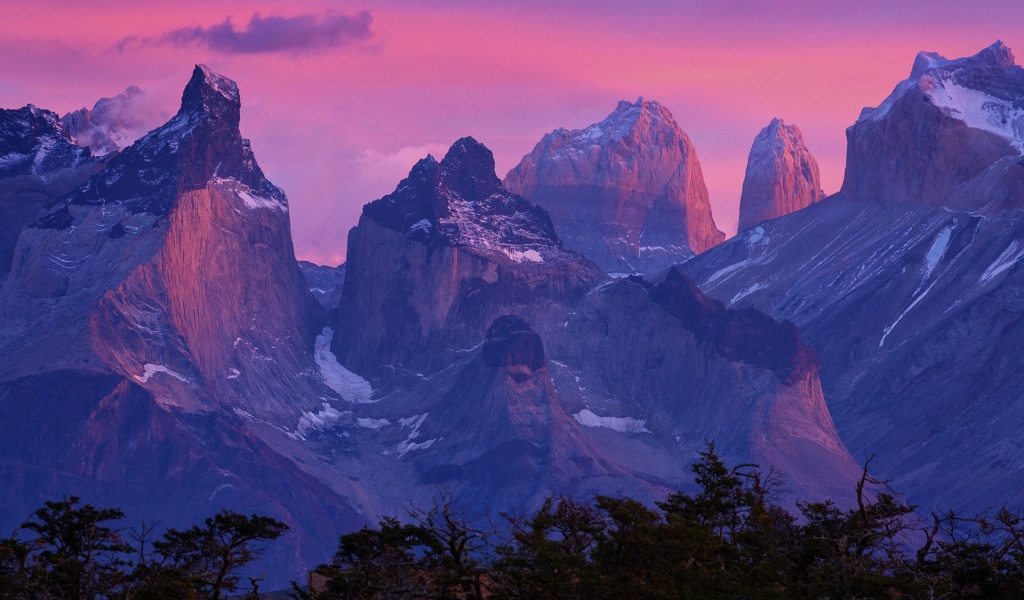 Розовые облака на закате в Торрес-дель-Пайне, Чили