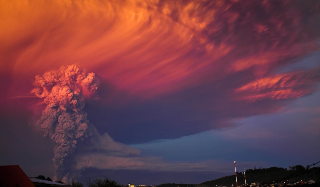 Красное облако над вулканом Кальбуко, Чили