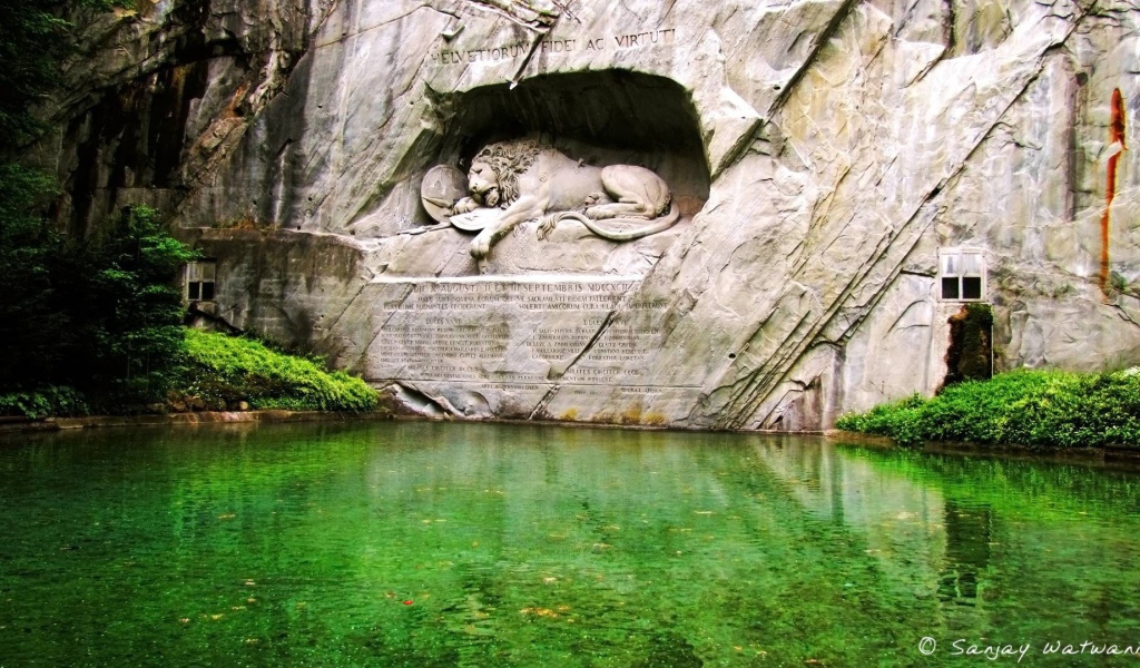 Скульптура льва над водой