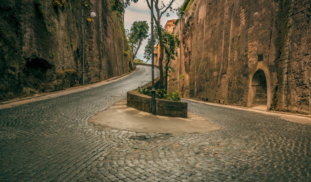 Крутой поворот среди скал