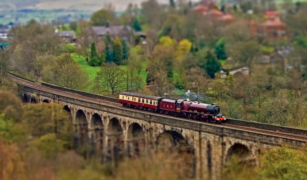 Паровоз с одним вагоном на мосту