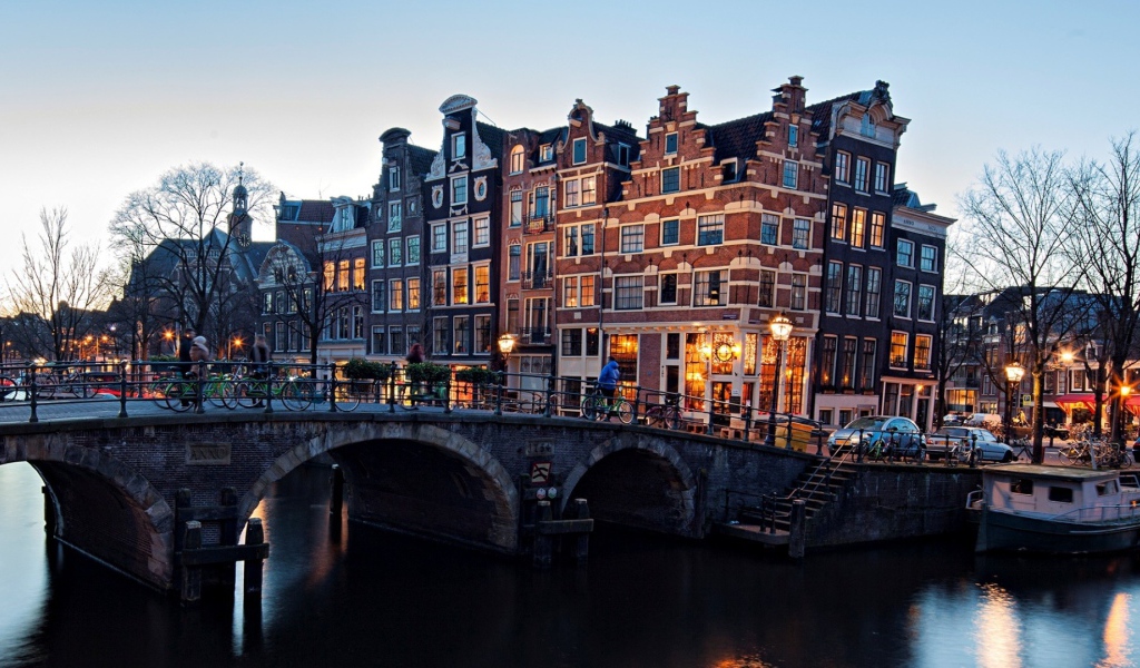 Каменный мост в маленьком городке в Европе