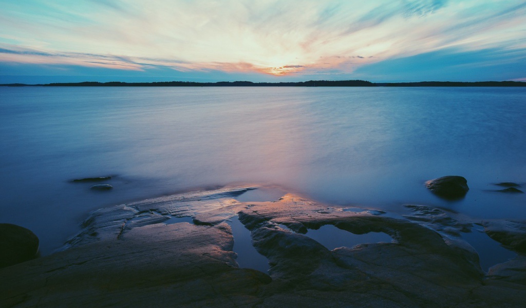 Каменный берег озера в Финляндии