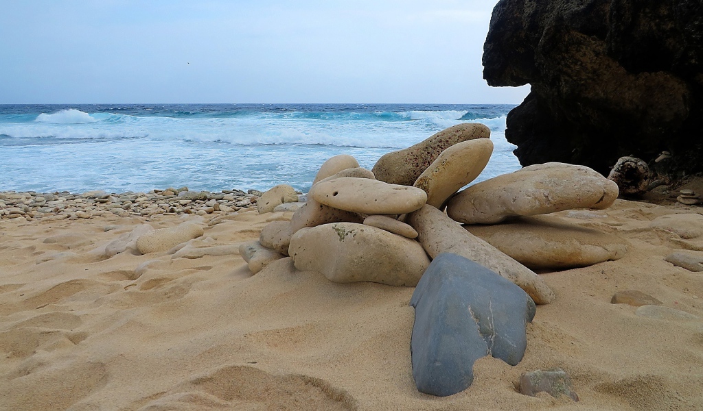 Камни на пляже Арубы