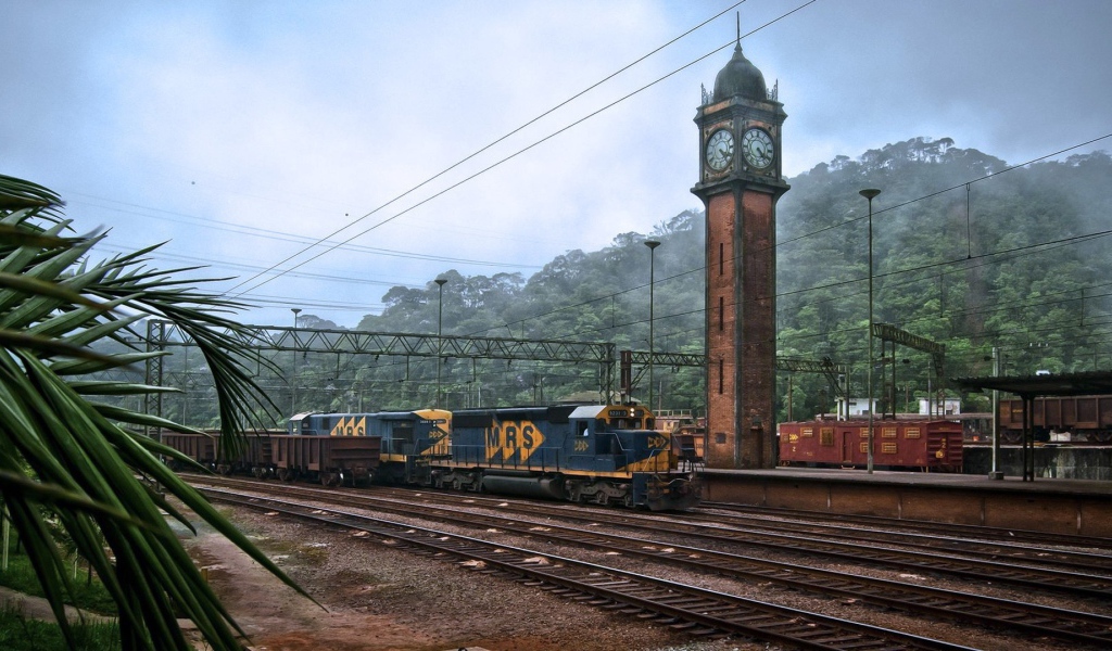 Башня с часами на старом вокзале