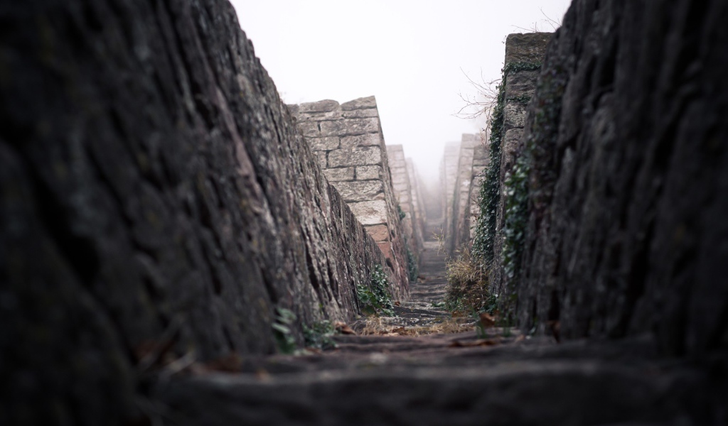 Дорога среди каменных пирамид