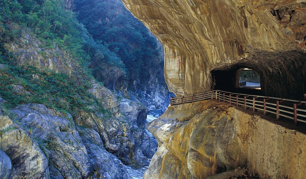 Дорога сквозь скалу во Франции