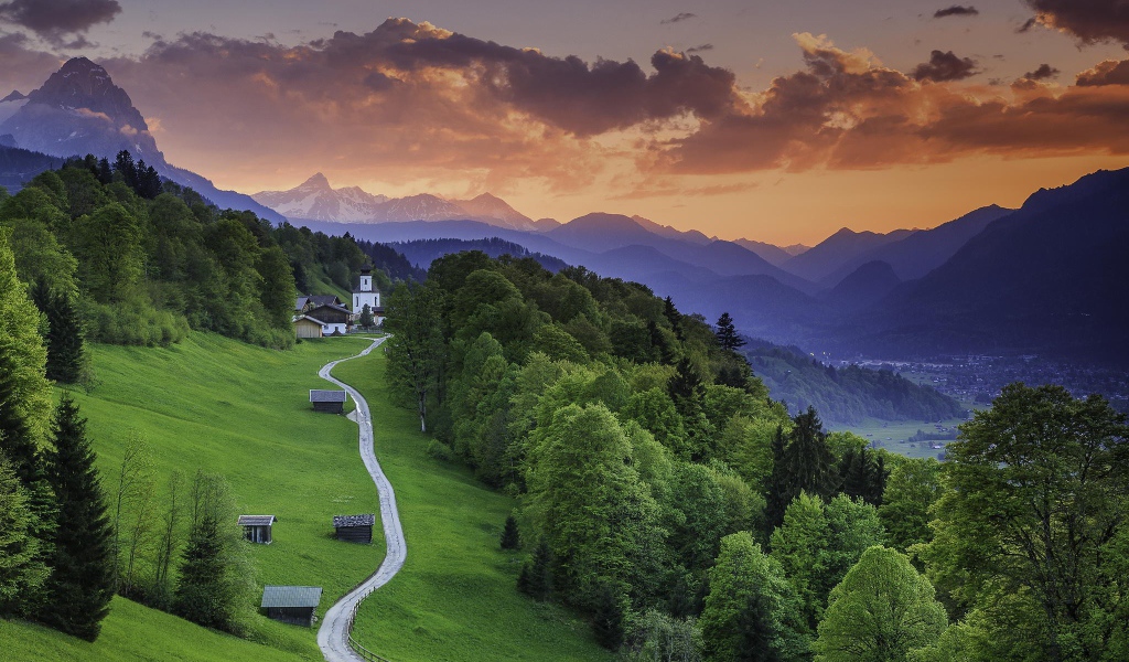Дорога к поместью в Альпийской деревне