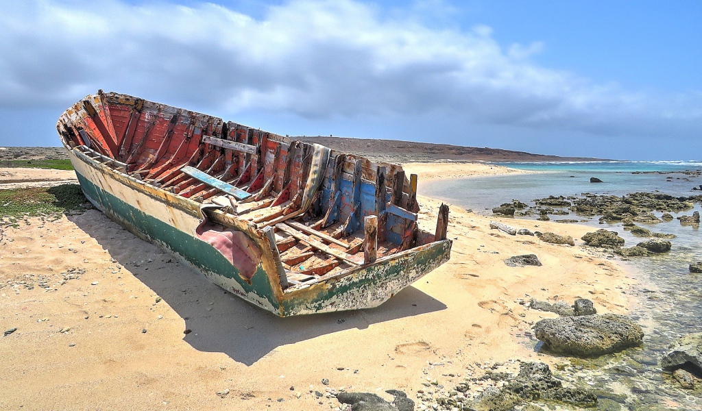 Остов лодки на пляже Арубы