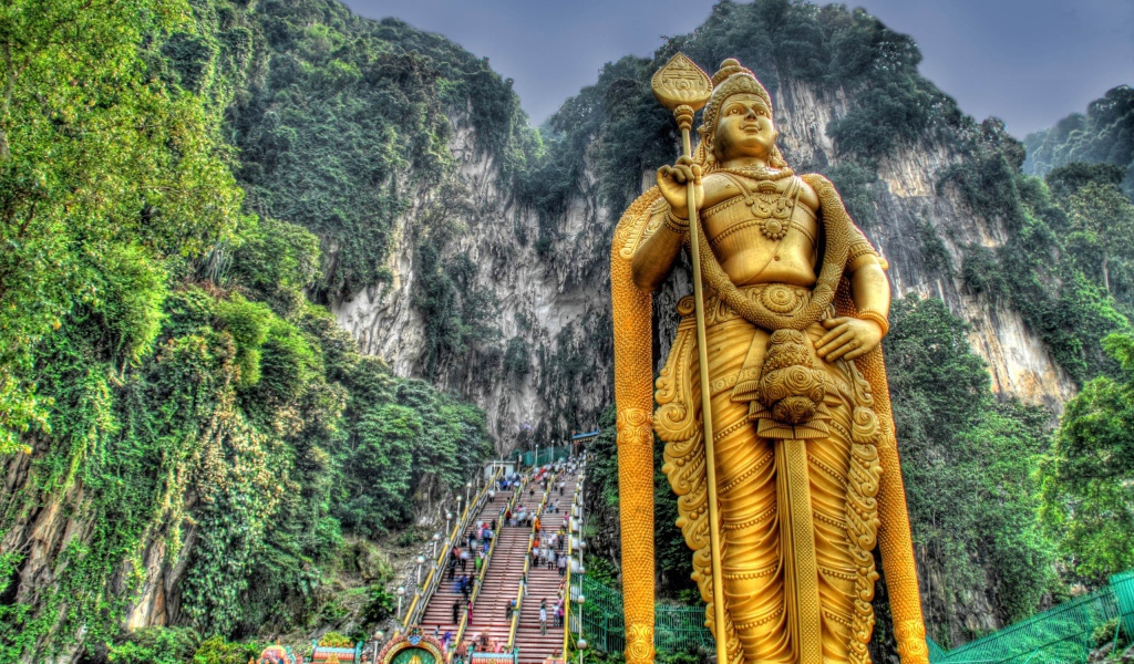 Статуя буддийского бога на фоне горы