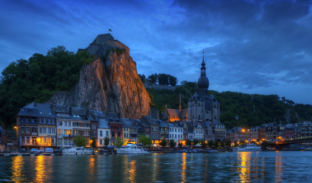 Городок у подножия скалы, Бельгия