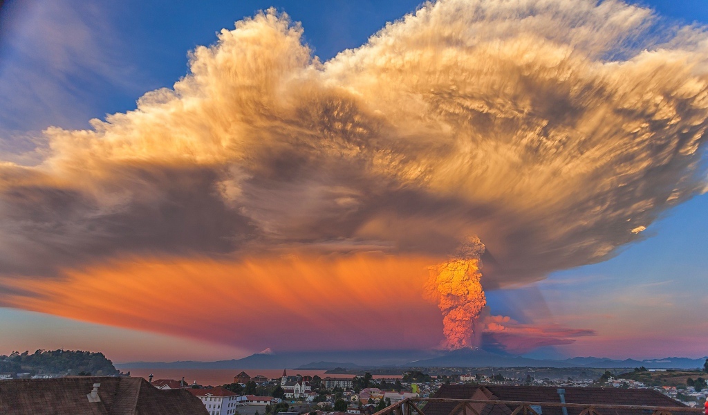 Необычное облако над вулканом Кальбуко, Чили