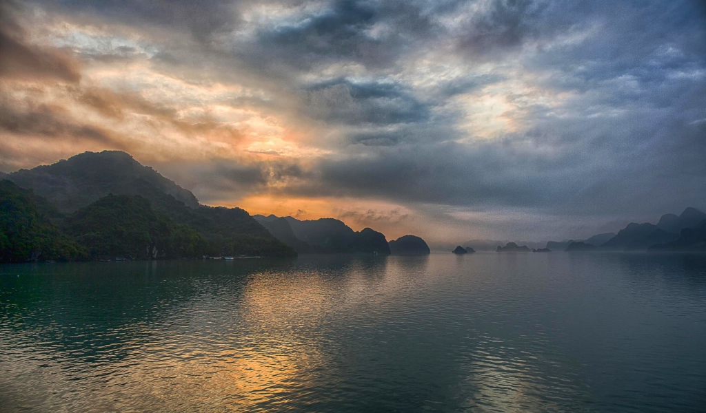 Закат в бухте Халонг, Вьетнам