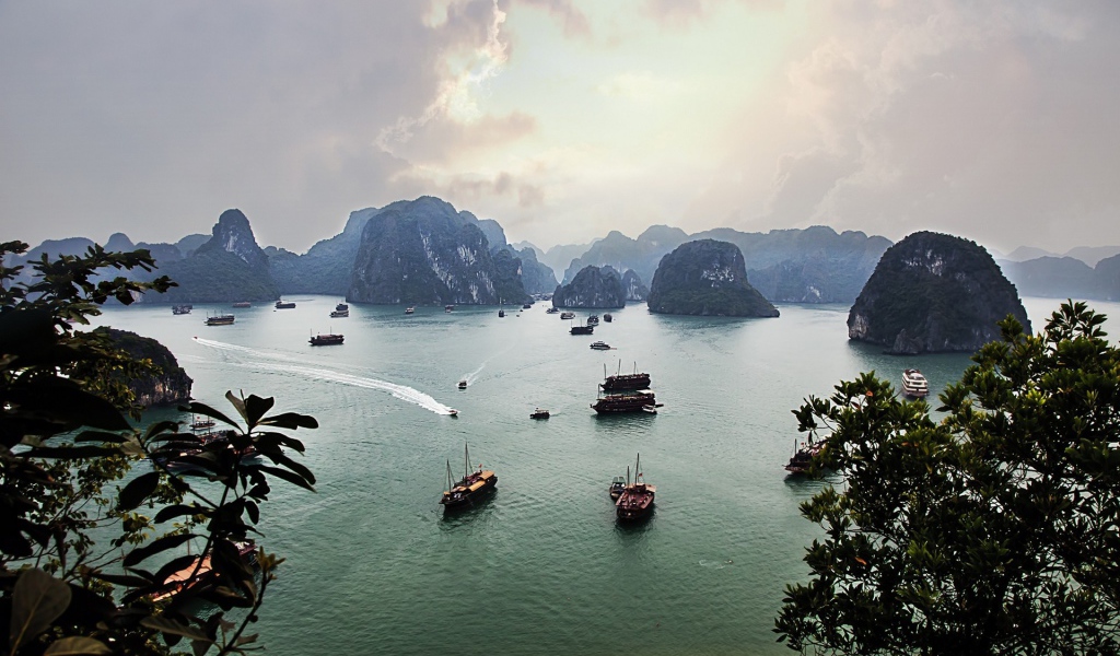 Корабли в бухте Халонг, Вьетнам