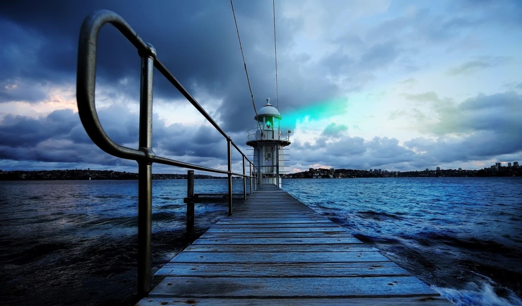 Деревянный пирс и маяк в Австралии