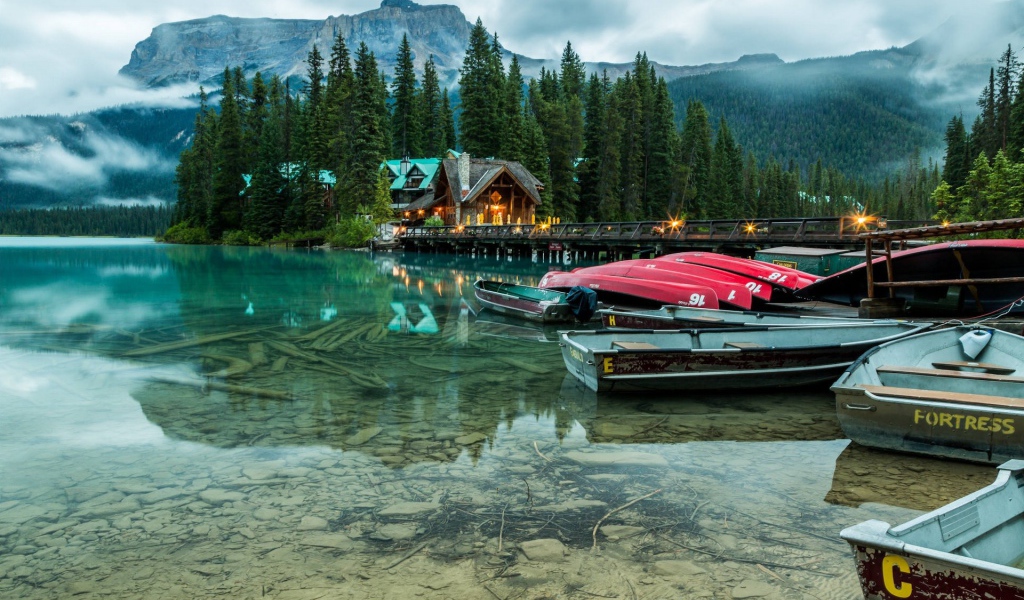 Лодки на озере в национальном парке Банф, Канада