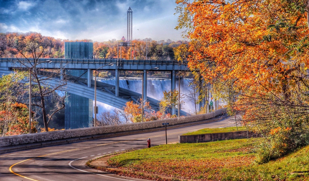 Мост над водопадом в Канаде