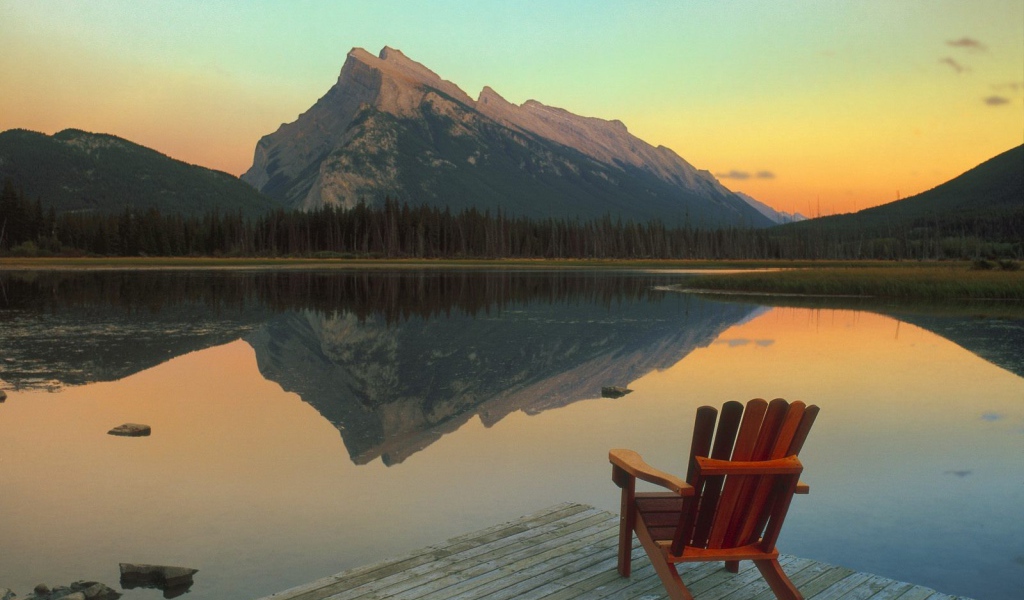 Шезлонг на берегу озера, Банф Канада