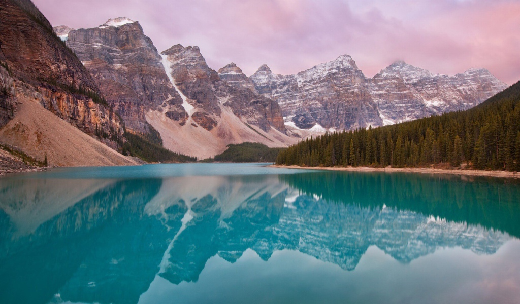 Ледниковое озеро Морейн в Канаде