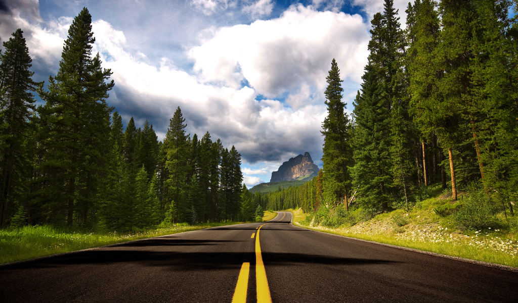 Шоссе в национальном парке Банф, Канада