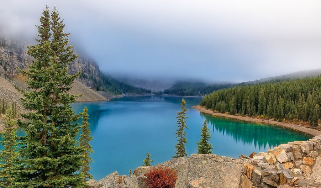 Туманное озеро в национальном парке Банф, Канада
