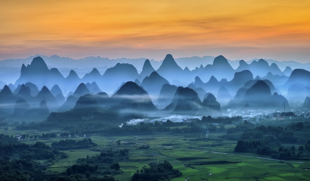 Туманное утро среди холмов в Китае