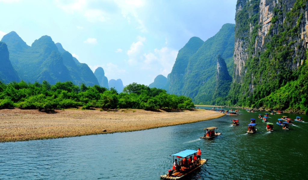 Сплав на лодках по реке в Китае