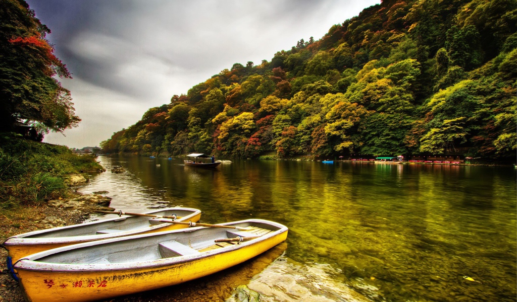 Желтые лодки у берега реки в Китае