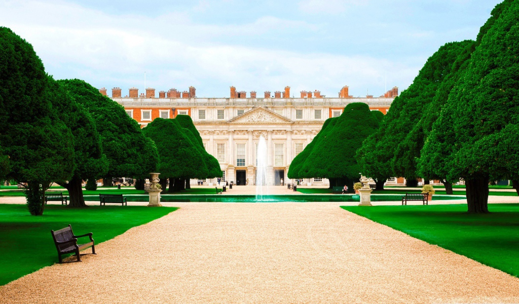 Великолепный замок Хамптон в Англии