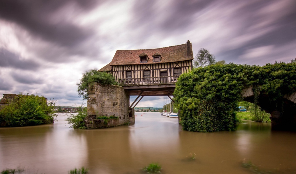 Дом на мосту над рекой, Франция