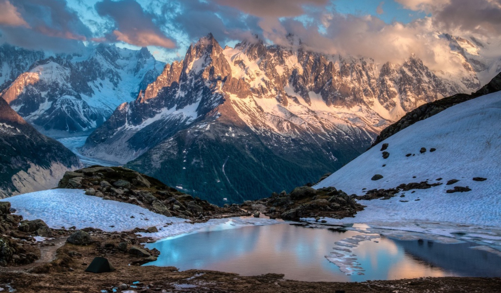 Озеро талой воды в горах, Шамони Франция