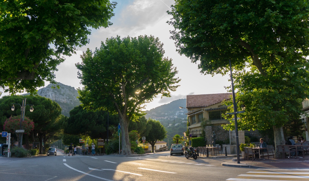 Солнечный день в городе Эз, Франция