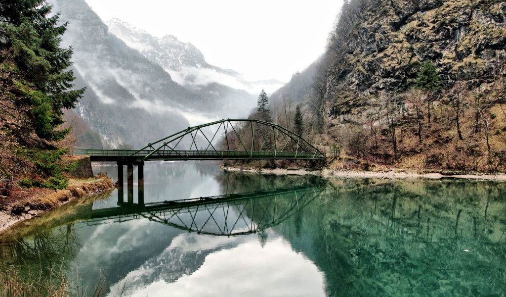 Мост на реке среди гор, Франция