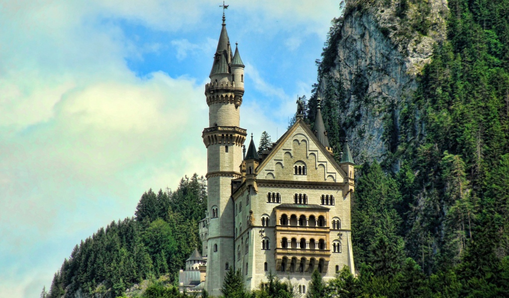 Замок у скалы в Германии