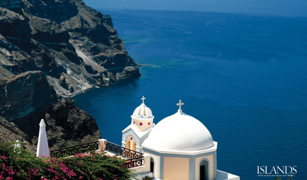 Церковь над морем в Греции