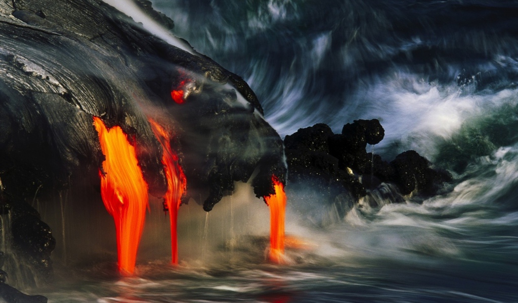 Лава стекает в море, Гавайи