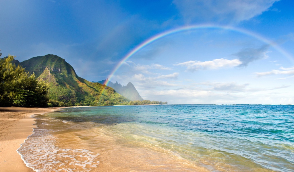 Радуга над пляжем на Гавайях
