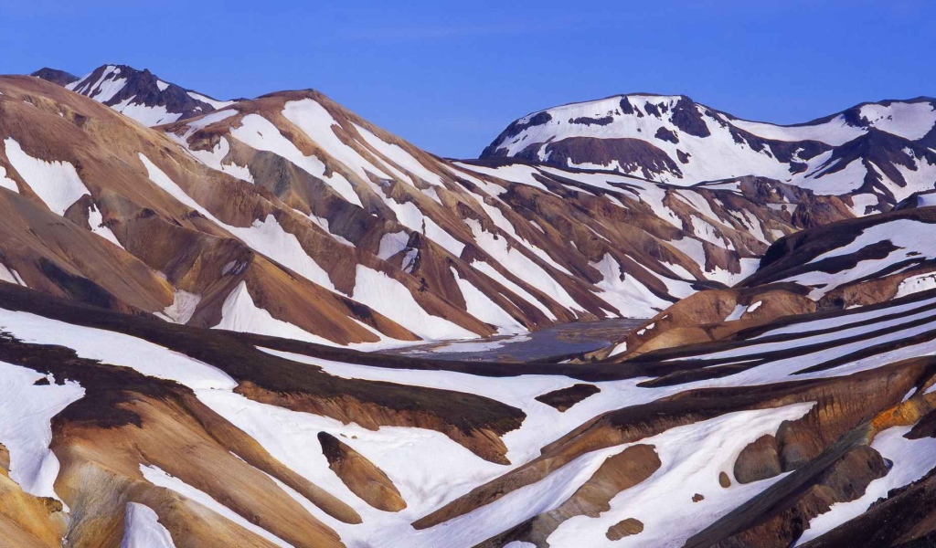 Коричневые горы в снегу в Исландии