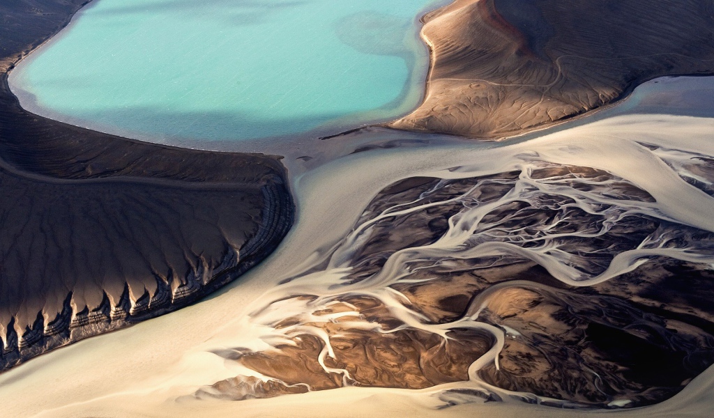 Суровый пейзаж в Исландии