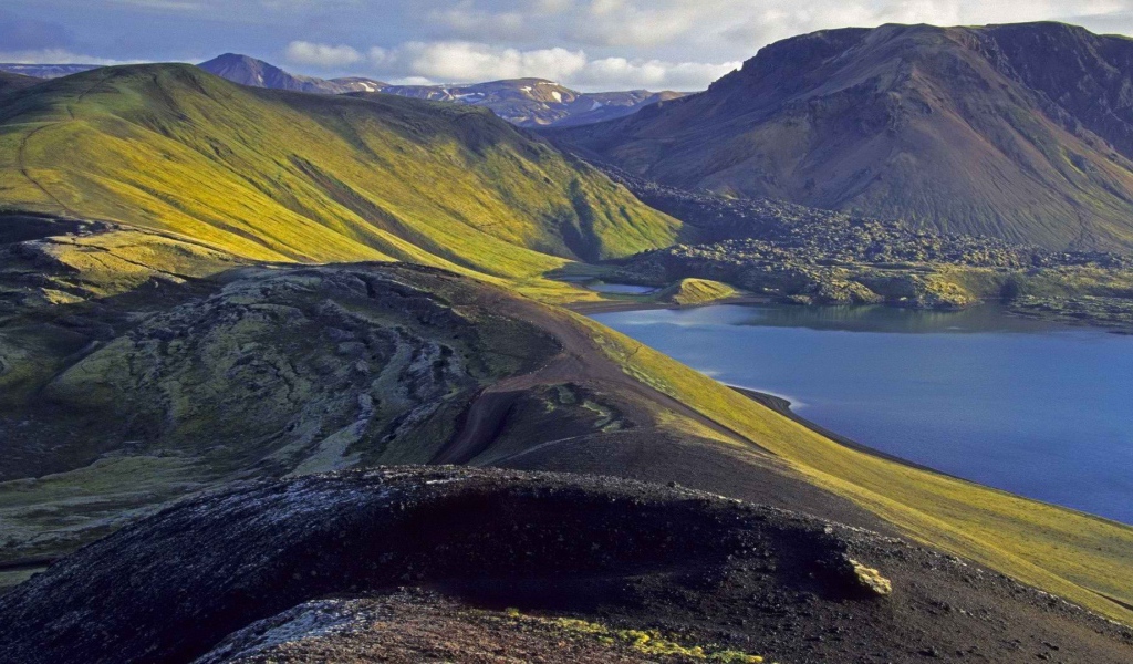 Горная неприветливая местность в Исландии