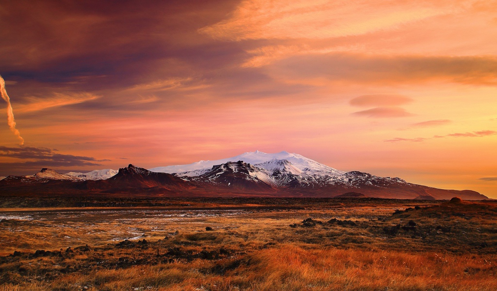 Равнины и горы в Исландии на закате солнца