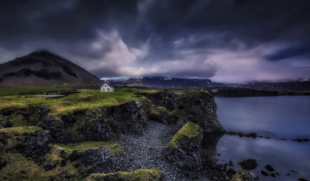 Небольшой дом на обрывистом берегу, Исландия