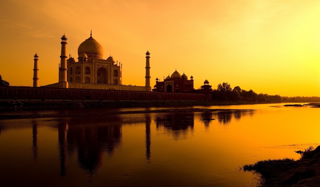 River at the foot of the Taj Mahal at sunset