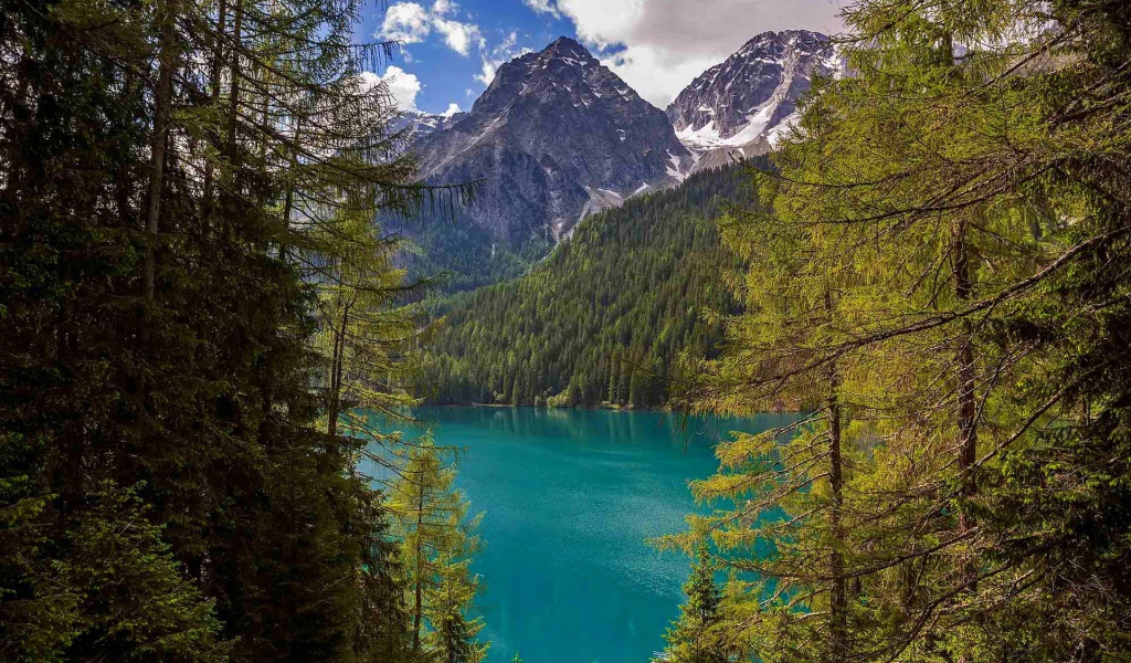 Лазурное озеро в итальянских Альпах