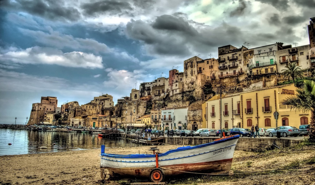 Лодка на берегу в Италии, HDR фото